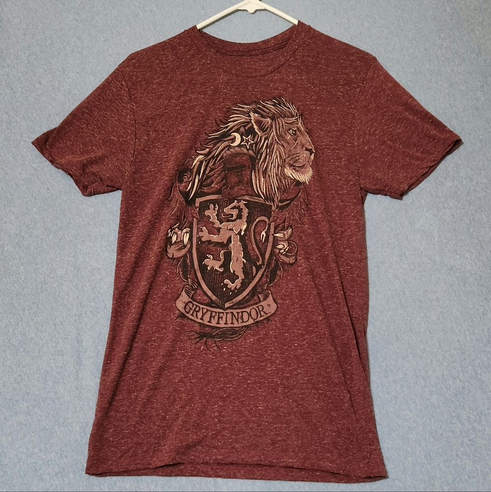 Harry Potter Gryffindor burgandy tee shirt. Size medium